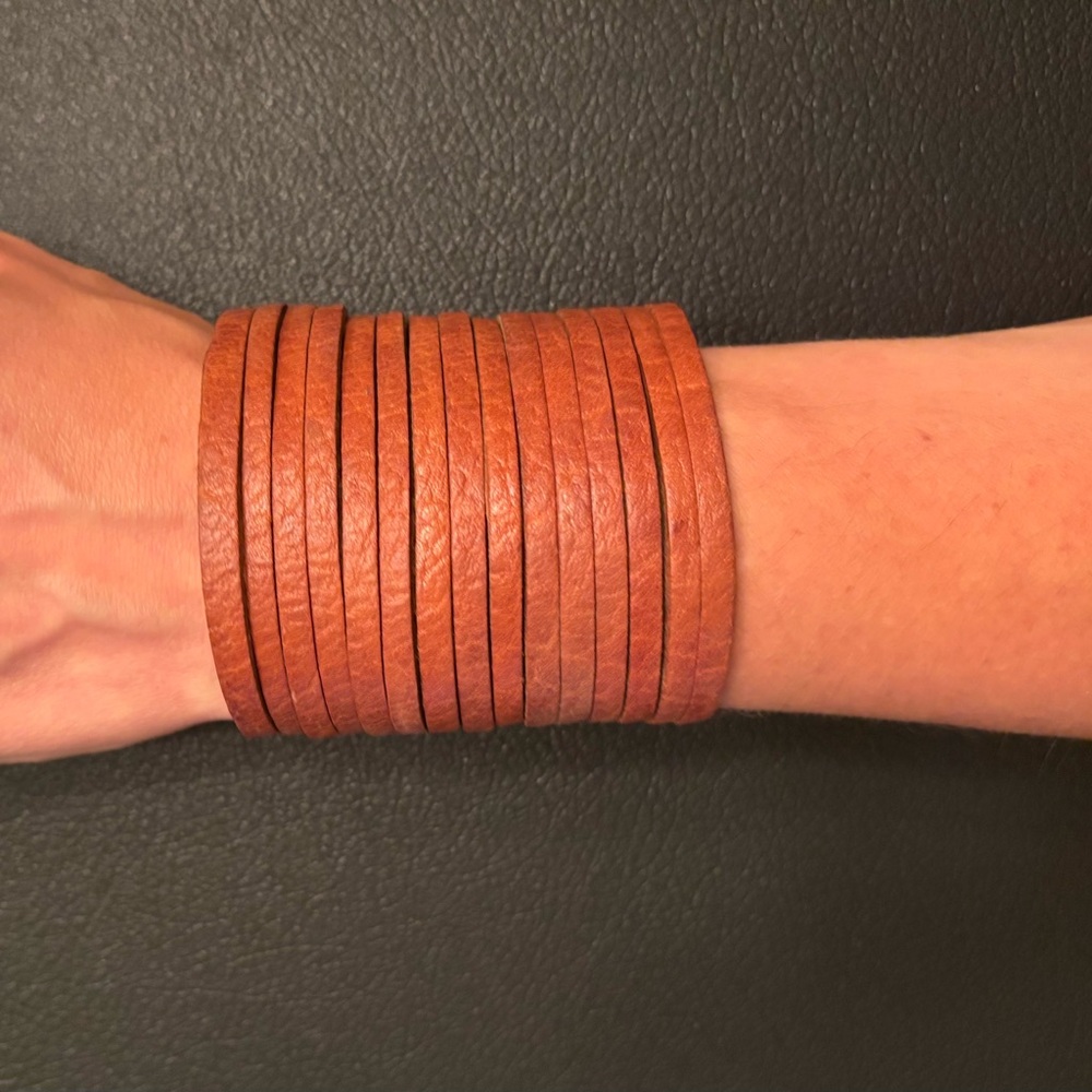 Motif 56 brown leather cuff